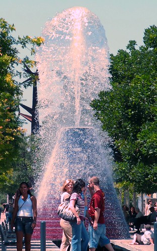 Erupting water feature at Parque des Nacoes