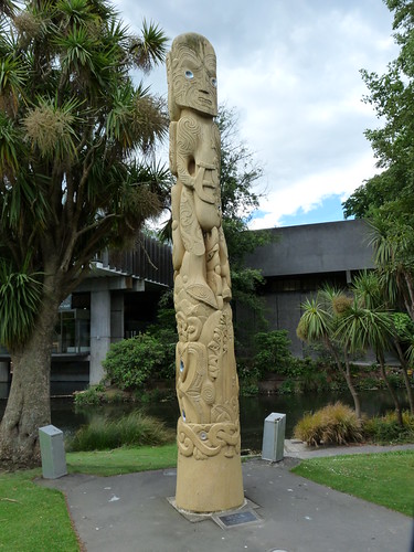 Maori sculpture in Victoria Gardens