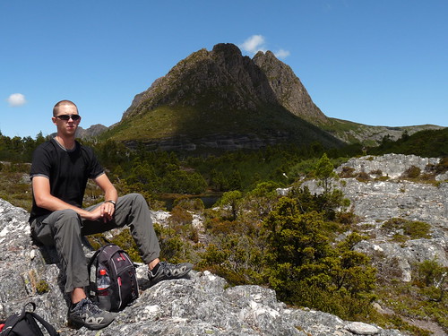 Ed lunching at Twisted Lakes with Cradle Moutain in the background