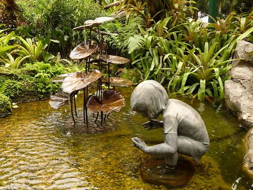 &lsquo;Little girl with shell&rsquo; sculpture