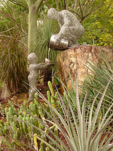 &lsquo;Passing on knowledge&rsquo; sculpture at the botanic gardens