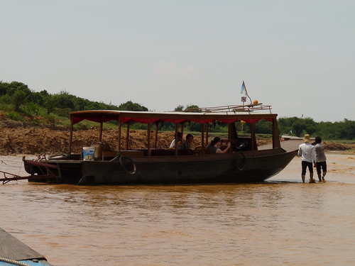 Re-floating a boat on the way to Chong Khneas floating village
